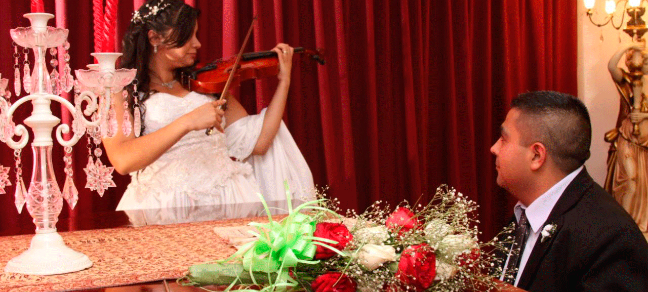 pareja con violín y piano